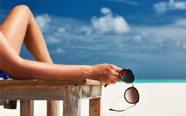 Загорать на пляже