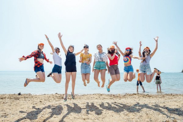 Тинейджеры бегут по пляжу