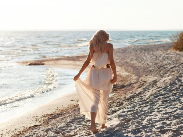 Девушка идет по берегу