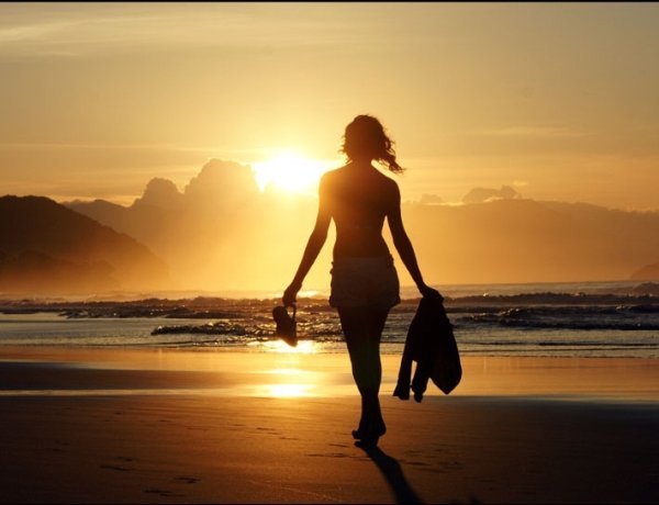 Девушка идет по берегу