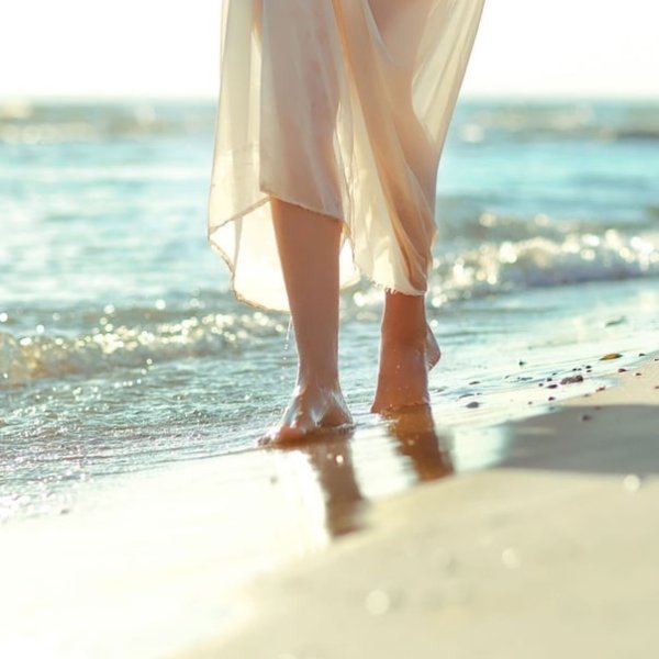 Девушка идет по пляжу