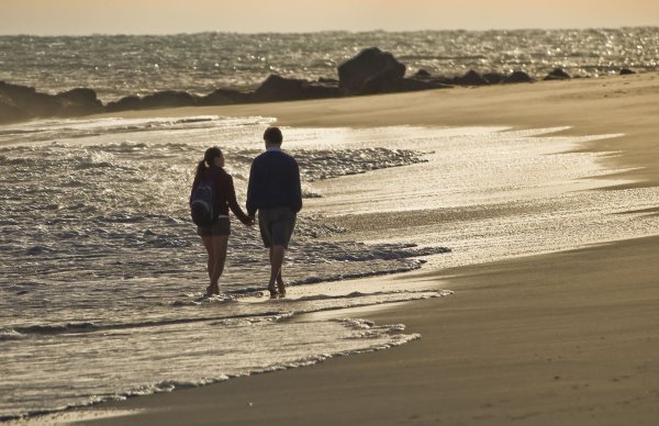 Гулять по берегу моря