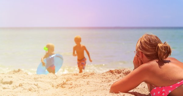 Мать и ребенок на пляже