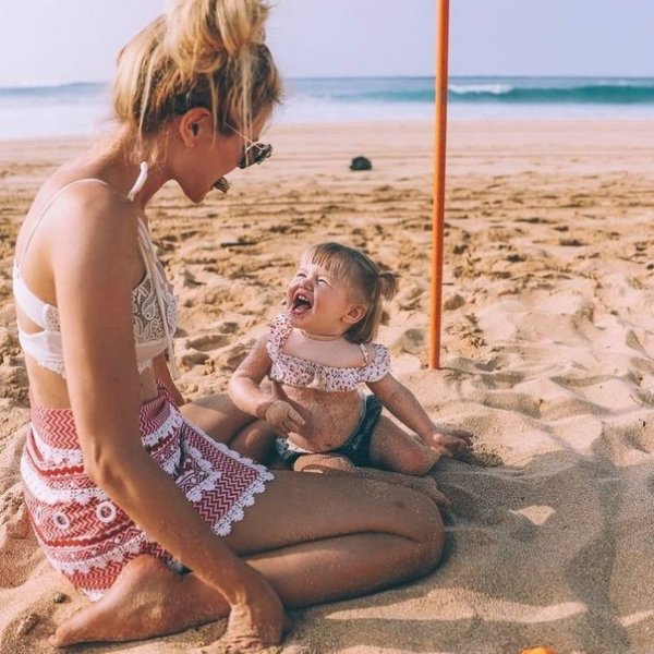 Мать и ребенок на пляже