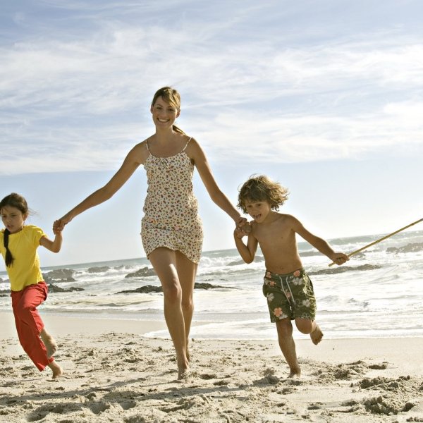 Семья на отдыхе на море