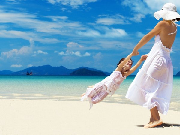 Счастливые люди на море