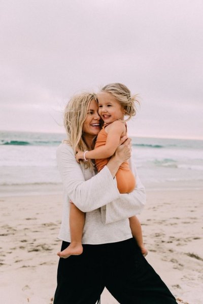 Мама блондинка с ребёнком