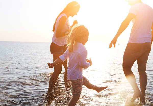 Семья с дочкой на море