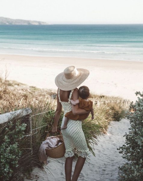 Фотосессия на берегу мама и дочка