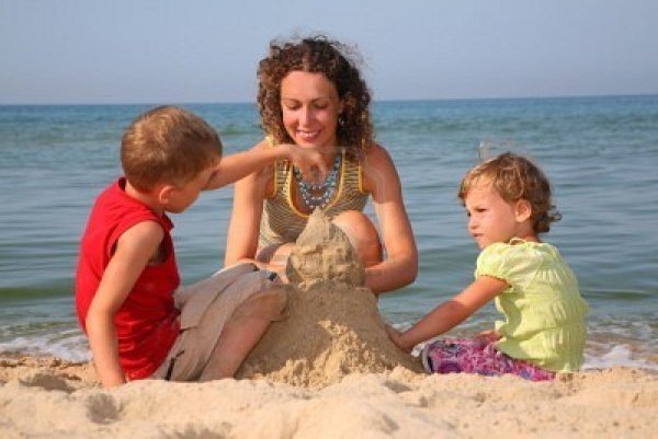 Дети с родителями на песчаных пляжах