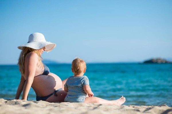 Беременная на море