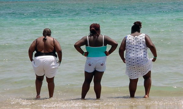 Толстая негритянка на пляже