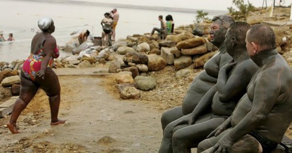 Негры загорают на пляже