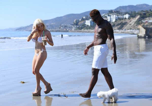 Кортни Стодден с негром