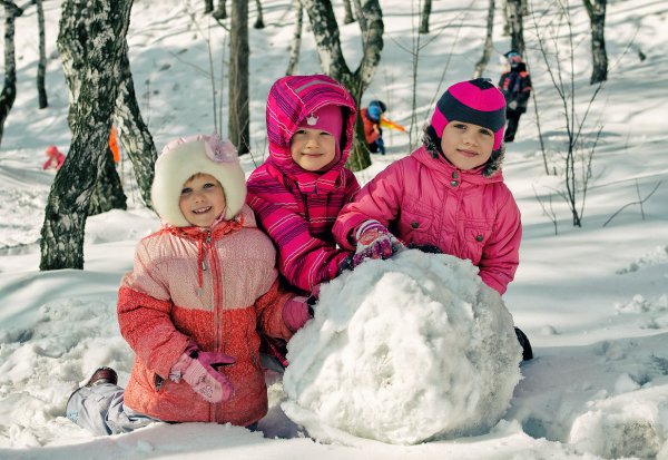 Дети снежки