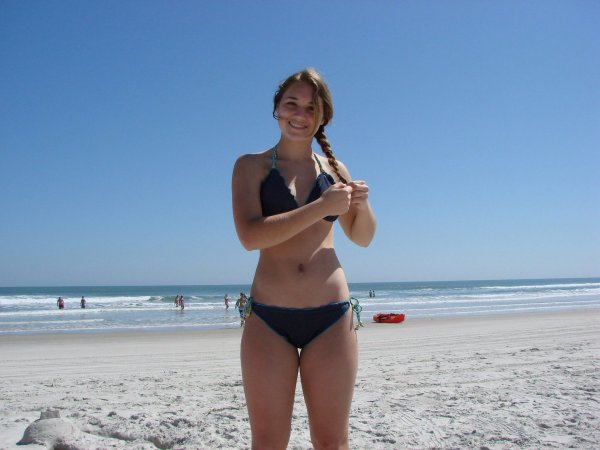 Женщины в купальниках частно