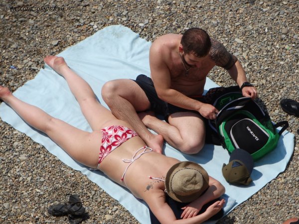 Жена отдыхает на пляже