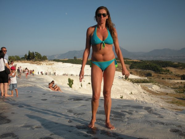 Женщины на пляже в купальниках частное