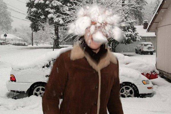 Кидает снежок