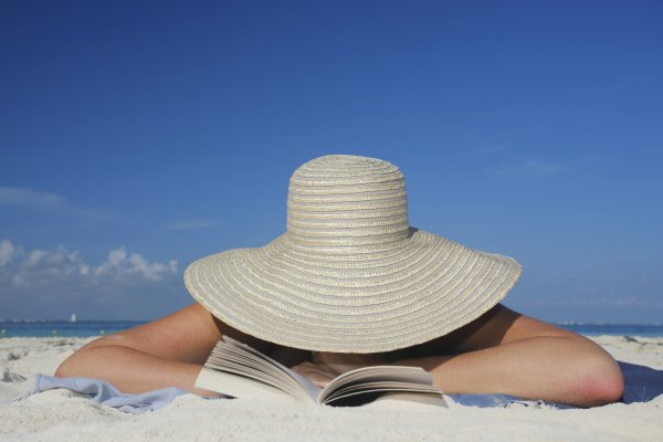 Женщина в шляпе на пляже