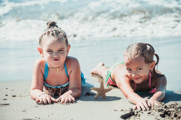 Дети на море девочки