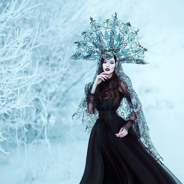 Зима в образе девушки