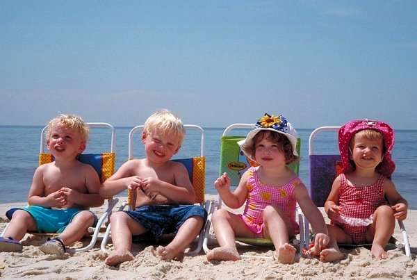 Малыш загорает