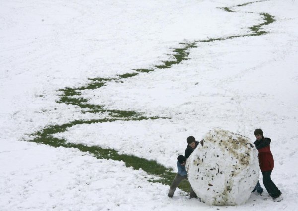 Катает снежный ком