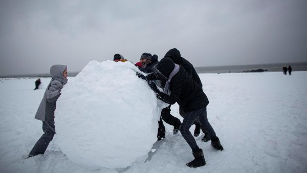 Огромный снежный ком