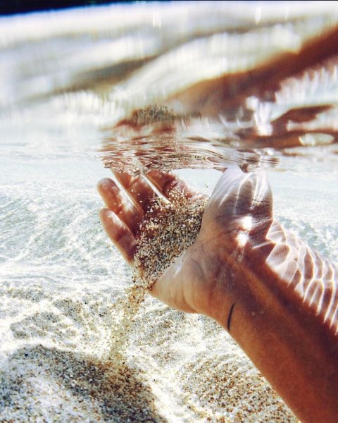 Рука в море