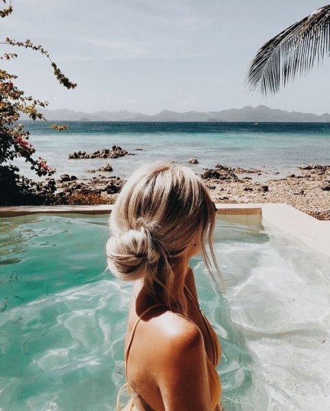 Девушка и океан