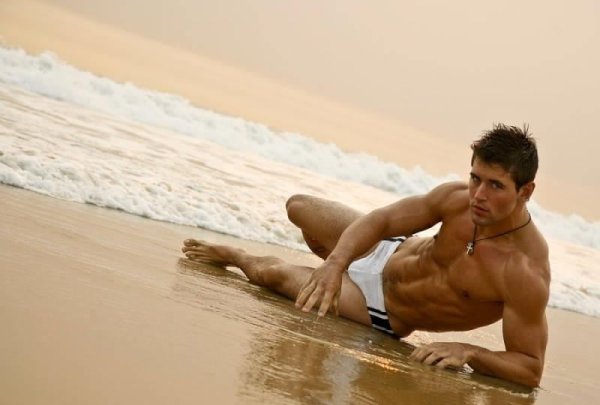 Красивые голые парни на море