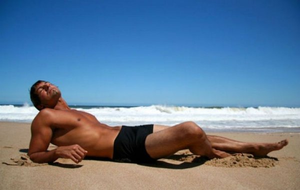 Парни загорают