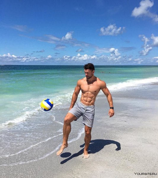 Спортивные мужчины на пляже