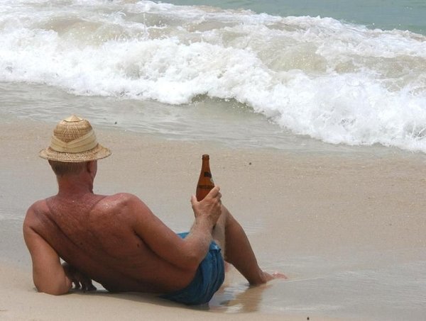 Мужчина отдыхает на пляже