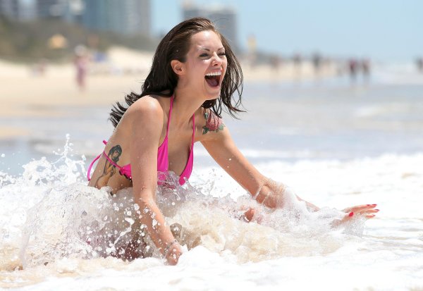 Радостная девушка в купальнике