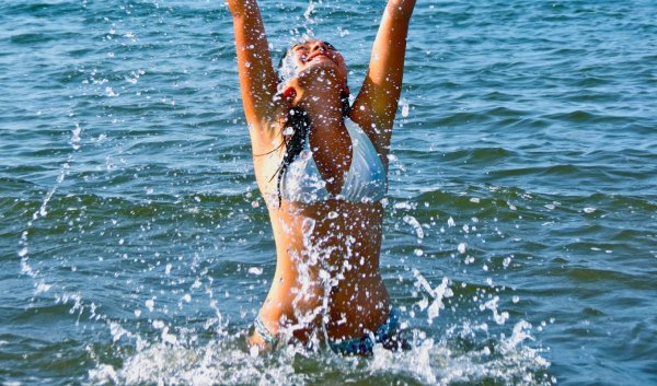 Купаться в море