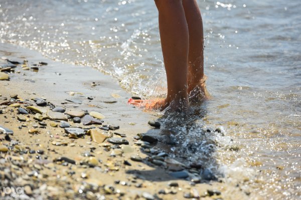 Девушка купается в море