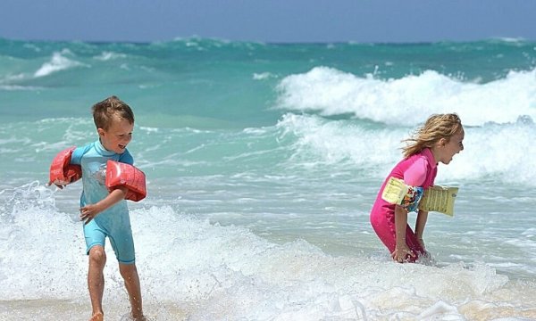 Дети купаются в море