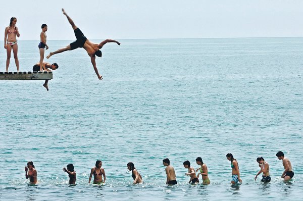 Люди купаются в море