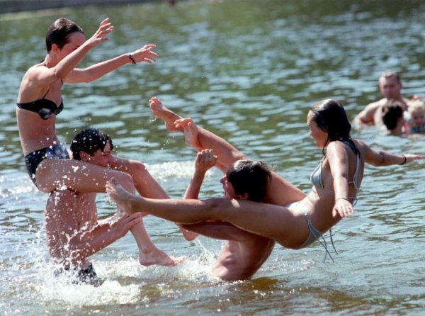 Купаться на пляже