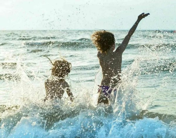 Дети бегут в море