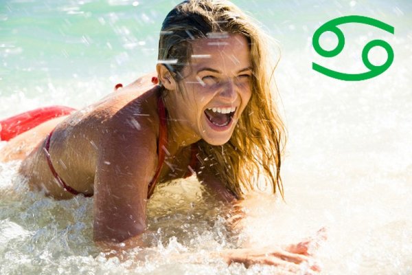 Девушка купается в море