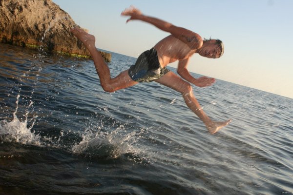 Парень прыгает в воду