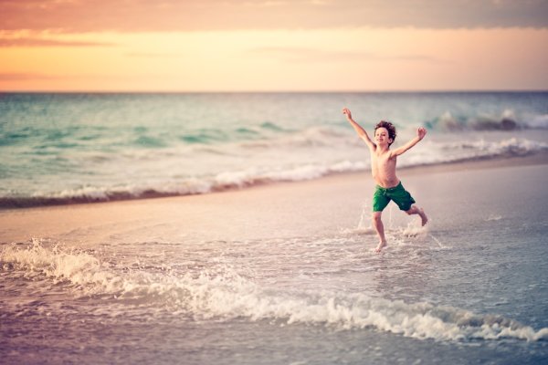Мальчик бежит к морю