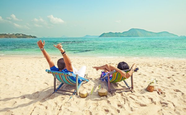 Отдыхающие на пляже