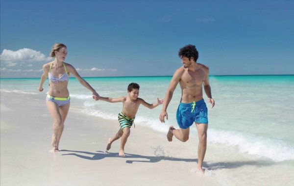 Семья с детьми на островах