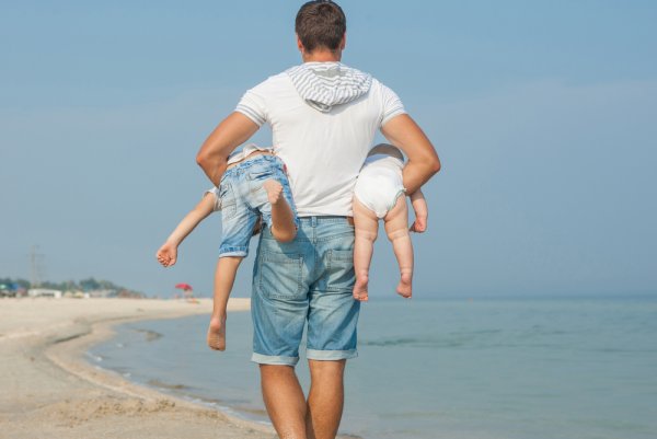 Папа с ребёнком на пляже