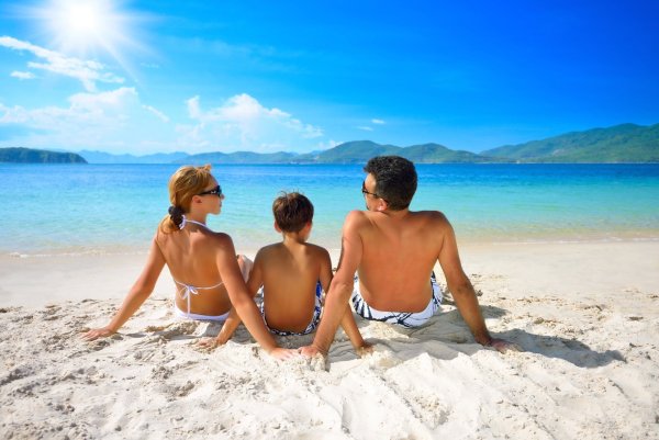 Семья загорает на пляже