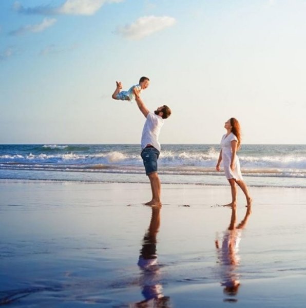 Семья на берегу океана